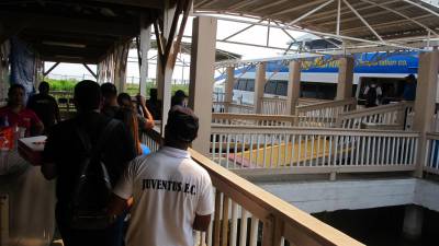 Personal del Galaxy Wave atiende a pasajeros en un pequeño espacio que le quedó a la alcaldía