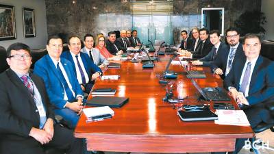 <b><span class=mln_uppercase_mln>Reuniones.</span></b> El Gabinete Económico de Honduras y la misión técnica del FMI continuaron ayer con la revisión del acuerdo trianual.