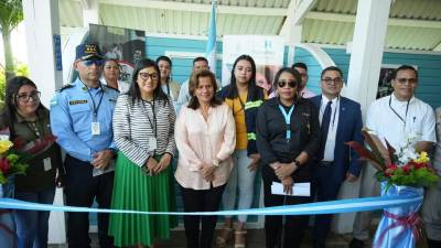 Sua Martínez, titular de la Cicesct, en la inauguración de la oficina en Roatán.