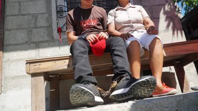 Hondureño es encadenado para evitar que agreda a su madre