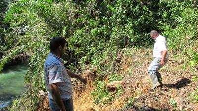 Dos líneas de conducción de agua en la zona de la Cuenca de Danto colapsaron por un derrumbe. Personal del Sanaa trabaja en reparar los daños.