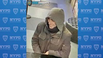 Las autoridades de Nueva York compartieron imágenes del sospechoso del asesinato de un alto ejecutivo en Nueva York.