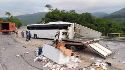Escena del aparatoso accidente vial ocurrido este jueves 6 de julio en la CA-5, a la altura de Taulabé, Comayagua (Honduras).