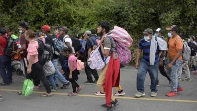 <b>En Estados Unidos y España es donde vive la mayoría de hondureños migrantes. En la imagen referencial de archivo, varios migrantes rumbo a EEUU. </b>