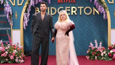 Luke Newton y Nicola Coughlan son los protagonistas en esta parte de la tercera temporada de la serie que Netflix ha decidido dividir en dos entregas.