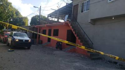 Una patrulla de la Policía cerca de la escena de crimen.