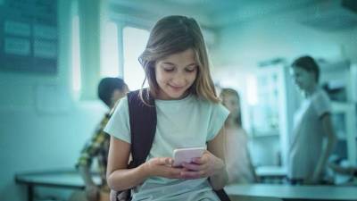 Una adolescente utiliza un teléfono inteligente con aplicaciones