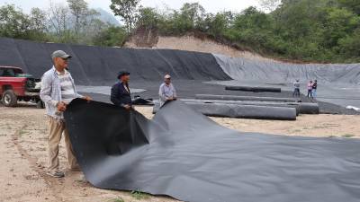 Con una inversión de 2.6 millones de lempiras, avanza la rehabilitación y acondicionamiento de reservorios de agua ubicados en comunidades productoras de los departamentos de Choluteca y El Paraíso.