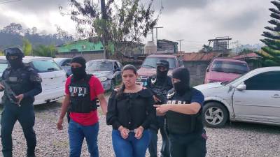 Suany Pesquera en poder de agentes de la DPI.