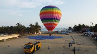 El globo aerostático está listo en Tela, Honduras.
