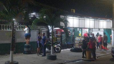 Los cuerpos quedaron en el interior del bar.