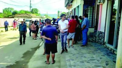 El comerciante Henry Paz fue atacado a disparos y murió en una de las calle de la comunidad.
