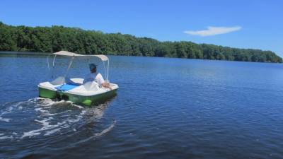 Los recorridos en bicicleta acuática por la Laguna de Cacao es solo uno de los múltiples atractivos turísticos que ofrece el destino Atlántida.