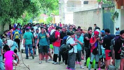 Oficinas de migración abarrotadas, filas en terminales de buses colapsadas y calles inundadas de migrantes acampando en Danlí.