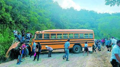 El bus quedó destruido en su parte frontal por el fuerte impacto.
