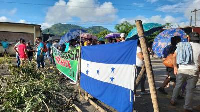 “Queremos trabajar por eso exigimos al Gobierno ordene los desalojos”, fue la consigna de los trabajadores durante el segundo día de protestas en la carretera CA-13 en Sonaguera, Colón.