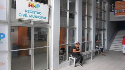 Los usuarios del RNP de La Ceiba, viven un calvario ya que las instalaciones permanecen cerradas por más de dos semanas debido a intervenciones.