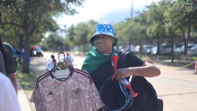 En las afueras del recinto deportivo tejano hay varios emprendedores que se quieren ganar unos dólares de demás vendiendo camisetas de Honduras y México.