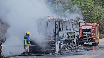 Reducido a cenizas, así quedó el autobús que transportaba migrantes venezolanos en el occidente de Honduras.