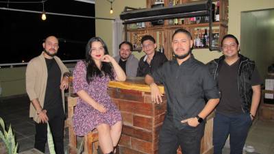 El grupo está integrado por Guillermo Paredes (voz), Angie Aguilar (voz), Jonathan Zelaya (guitarra), Héctor Kury (percusión), Odair Sabillón (guitarra) y Roger Gómez (virtuales).