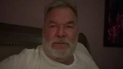 Roberto Contreras grabó un vídeo desde su cama informando que está enfermo de dengue.