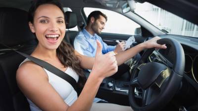 Realiza una prueba de manejo antes de comprar tu automóvil para conocer cómo te sientes al conducirlo.
