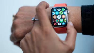 Con relojes inteligentes buscan proteger a mujeres víctimas de violencia en Italia.