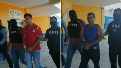 Agentes policiales llevan a la sede policial a José Miguel Pérez y José Kelvis Rodríguez.