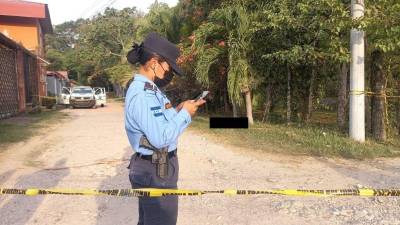 Mujer policía en la escena del crimen.