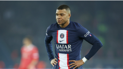 Mbappé se ejercitó este sábado en la ciudad deportiva de Poissy con los descartes del PSG, mientras que los elegidos por Luis Enrique viajaron a Japón para realizar una gira que les llevará también a Corea del Sur.