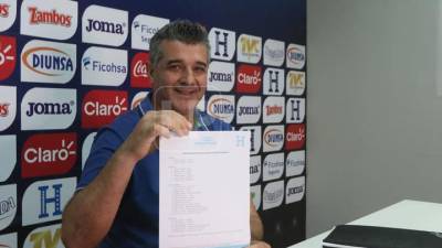 Diego Vázquez presentando ante la prensa deportiva el listado de convocados.
