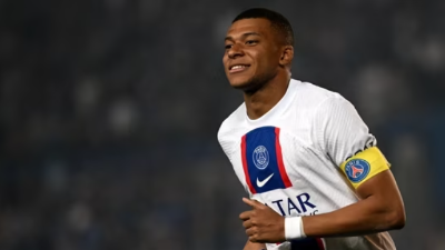 El futuro de Mbappé con el PSG aún sigue estando dentro del ojo del huracán y en los próximos días se sabrá su decisión.