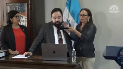 Luis Redondo es blanco de críticas en redes sociales por la grosera acción durante una comparecencia de prensa en el Congreso Nacional.