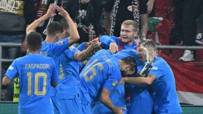Jugadores de Italia celebraron a lo grande la victoria en Hungría.