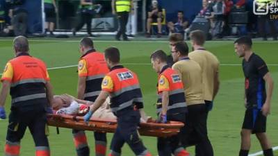 Ter Stegen fue retirado en camilla y se marchó llorando.