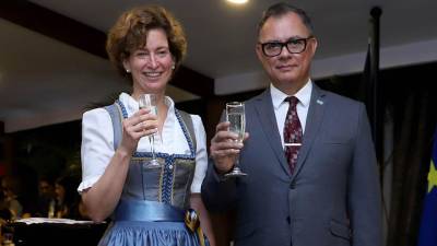 Daniela Vogl, embajadora de Alemania en Honduras, y Antonio García, vicecanciller de la República.