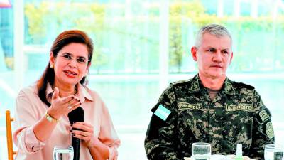 La ministra Rixi Moncada junto al general Roosvelt Hernández.