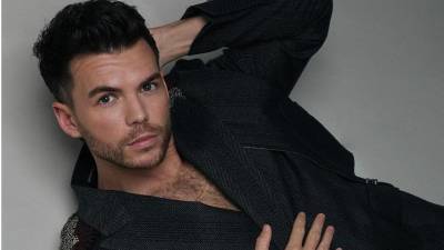 Luke Newton interpreta a Colin Bridgerton en Bridgerton.