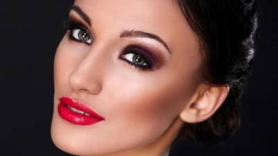 En rostros alargados, el blush debe aplicarse en horizontal desde las aletas de la nariz hacia las orejas. Este efecto lo hará más corto ópticamente.