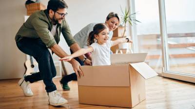 Prepara un ambiente estimulante donde el niño pueda estar seguro, moverse e investigar con libertad.