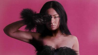 Pocas horas antes de subirse al escenario de Londres, la celebridad británica publicó en las plataformas digitales un remix de su canción ‘Talk talk’ junto al sudafricano Troye Sivan y anunció la salida de una nueva versión extendida de su último disco “Brat”.