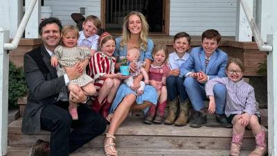 La vida de Hannah Neeleman, ahora conocida como Ballerina Farm en las redes sociales, parece idílica en su granja en Utah. Sin embargo, detrás de la aparente perfección se esconden tensiones y desafíos propios de su estilo de vida como “tradwife”.