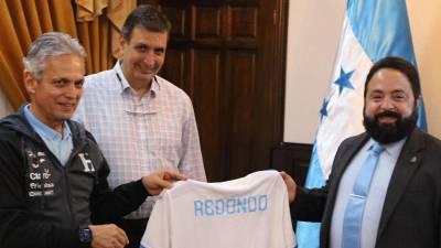 Reinaldo Rueda y Jorge Salomón le entregaron una camiseta de la selección de Honduras a Luis Redondo.