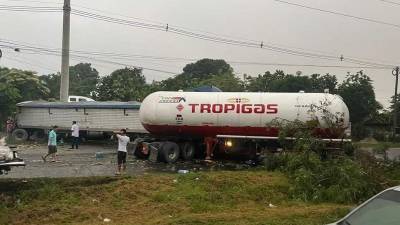 Fotografía que muestra a dos rastras accidentadas en la carretera CA-13 de Honduras.