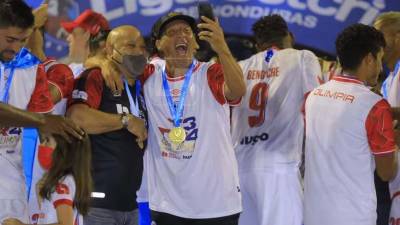 Pedro Troglio festejó a lo grande el tetracampeonato del Olimpia conseguido en el estadio Morazán.