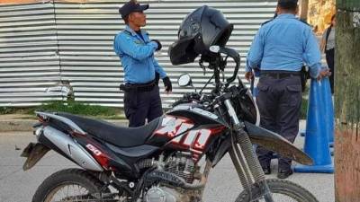 El malhechor habría perpetrado un asalto en un local comercial y luego intentó robar la motocicleta para escapar, sin embargo, el dueño de la misma se resistió al atraco y el ladrón le disparó en varias ocasiones.