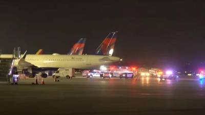 Equipos de emergencia respondieron al accidente que dejó un muerto en el aeropuerto de San Antonio.