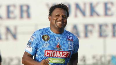 Carlos Pavón fue homenajeado la tarde del domingo en el estadio Humberto Micheletti.