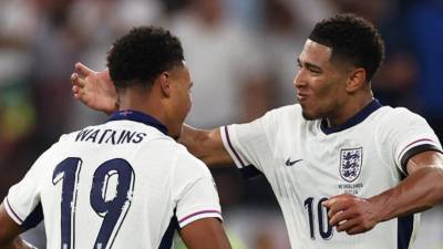 Ollie Watkins, héroe de Inglaterra, celebrando con su compañero Bellinghm.