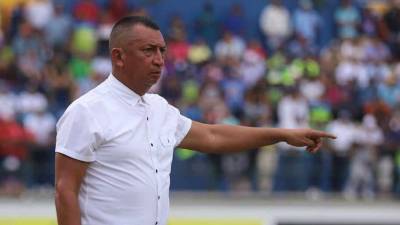 José Humberto Rivera dando instrucciones durante el Olancho FC vs Motagua.